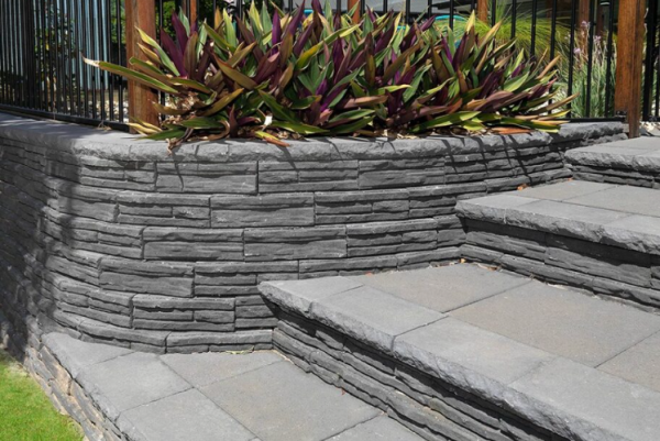 Sentuhan batu alami untuk menciptakan kesan alam